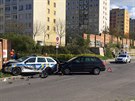 Na erném Most se stetlo auto s vozem policist (20.4.2017).