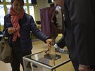 Volika vhazuje svj hlas do urny v Paíi (23. dubna 2017)