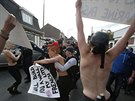 Aktivistky z hnutí Femen v maskách (vetn jedné s Marine Le Penovou)...