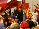 Stoupenci expremiéra Nikoly Gruevského demonstrovali ped budovou makedonského...