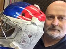 Bohumil Korál s maskou brankáe Pavla Francouze pro hokejové mistrovství svta...