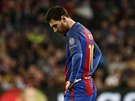 Zklamaný Lionel Messi z Barcelony po vyazení ve tvrtfinále Ligy mistr (19....
