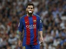 Argentinský útoník Lionel Messi z Barcelony zastavuje bhem El Clásika...