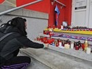 Lidé zapalují u plzeského stadionu svíky za zesnulého Frantika Rajtorala.