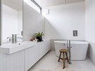 Koupelna nabízí i dostatek úloných prostor ve skínkách zavených na stn.
