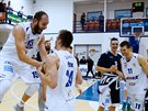 Basketbalisté Dína se radují z postupu do ligového semifinále.