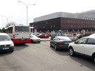 Kvli nedostatku parkovacích míst u nemocnice Na Homolce stojí ve frontách...