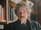 Geoffrey Rush v roli Alberta Einsteina v seriálu Génius