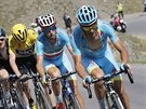 Michele Scarponi na ele skupinky závodník bhem Tour de France 2015