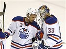 Andrej Sekera a jeho branká Cam Talbot se radují z postupu Edmontonu.