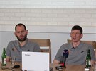 Pavel Pumprla (vpravo) pedstavuje eskou basketbalovou hráskou asociaci,...