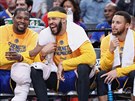 Kevin Durant, JaVale McGee a Stephen Curry (zleva) z Golden State si uívají...