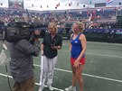 Martina Navrátilová (vlevo), reportérka Tennis Channel, se připravuje na...