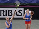 Kristýna Plíková (vlevo) returnuje na síti v rozhodující tyhe v semifinále...