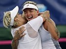TO JE RADOSTI. Americká tenistka Bethanie Matteková-Sandsová (vlevo) slaví s...