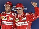 FERRARI, KAM SE PODÍVÁ. Sebastian Vettel (vlevo) slaví triumf v kvalifikaci na...