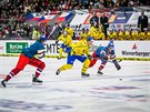 védský prnik eským obranným pásmem v duelu Euro Hockey Tour v eských...