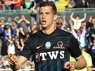 Remo Freuler z Atalanty Bergamo slaví gól v utkání italské ligy proti Boloni.