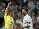 JDE VEN. Kapitán Realu Madrid Sergio Ramos dostává ervenou kartu za faul na...