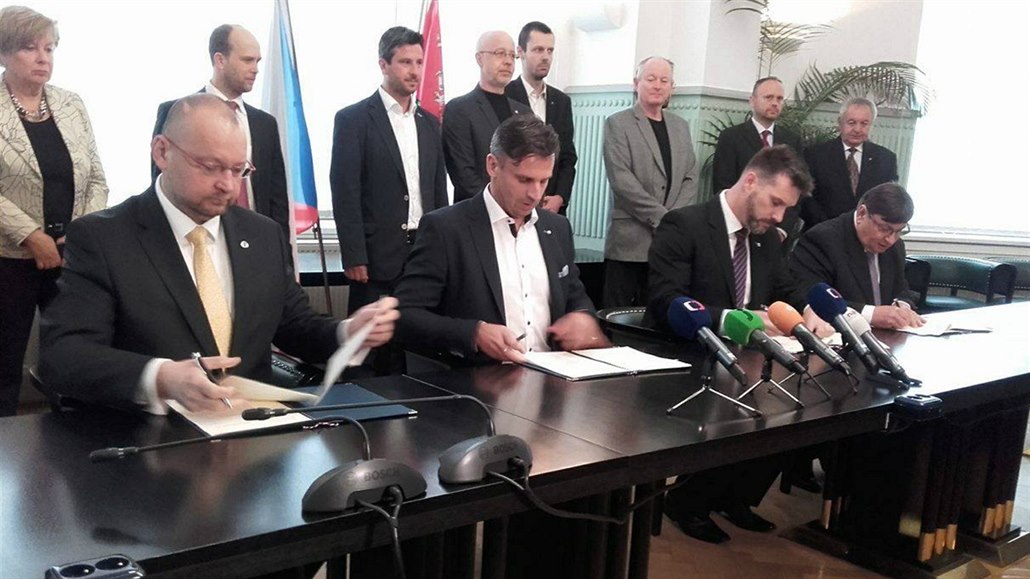 Zástupci čtyř stran a hnutí v jihočeském zastupitelstvu podepsali 26. dubna...