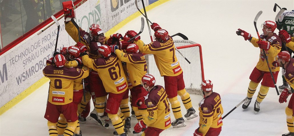 Radost jihlavské Dukly po postupu do hokejové extraligy.
