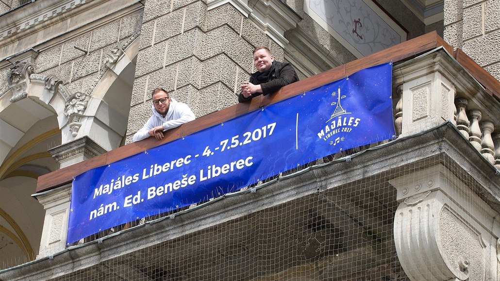Jiří Veverka (vlevo) a Marek Ottl vyhlížejí liberecký majáles.