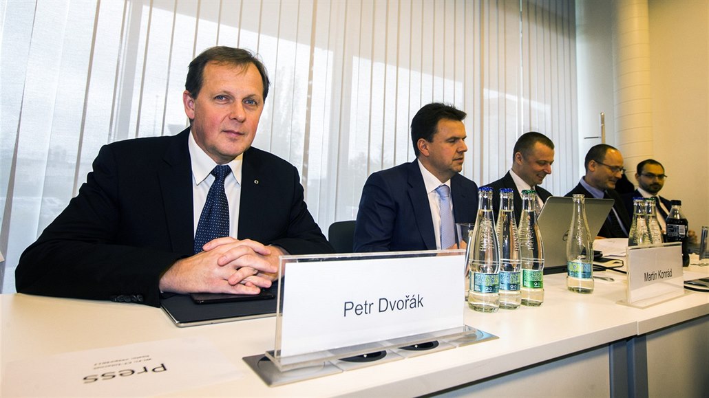 Petr Dvo�ák (vlevo) na jednání Rady �eské televize, kde m�l být zvolen nový �editel �T na p�í�tích �est let. (26. dubna 2017)