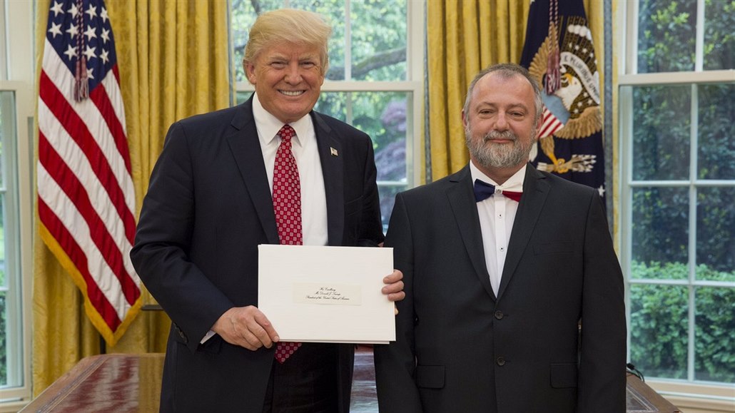 �eský velvyslanec v USA Hynek Kmoní�ek p�edal prezidentu Donaldu Trumpovi...