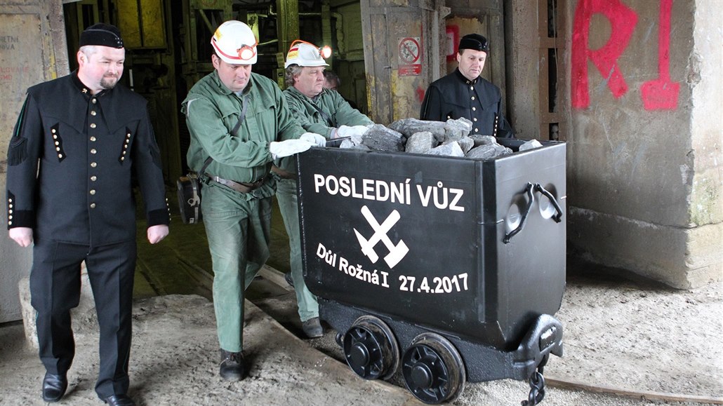 T�ba uranu ve st�ední Evrop� kon�í. Z dolu Ro�ná v Dolní Ro�ínce na ��ársku...