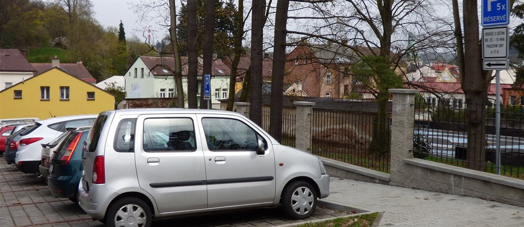 Na problémy s parkováním si stěžují rodiče v Sokolské ulici, vyhrazená místa...