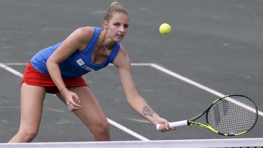 Kristýna Plíšková bojuje u sítě v rozhodující čtyřhře v semifinále Fed Cupu.