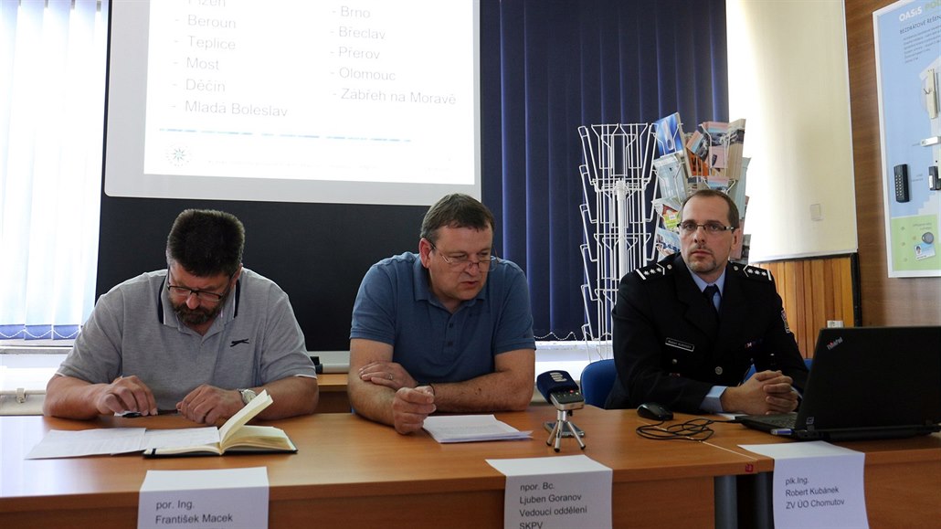 Policisté na tiskové konferenci v Chomutově k objasnění případu podvedených...
