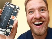 Kutil si v Číně postavil vlastní iPhone z náhradních dílů