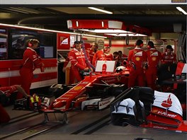 Mechanici týmu Ferrari ladí vozy Sebastiana Vettela (vlevo) a Kimiho Räikkönena...