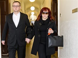 Petr Neas s manelkou pichází k Obvodnímu soudu pro Prahu 1.