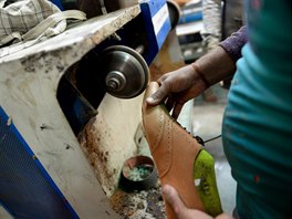 Jak se vyrábí boty v indické Agře, se vydali zjišťovat Stanislav Komínek a Adam...