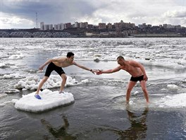 OTUILCI V ECE. lenové zimního plaveckého klubu "Yenisei walruses" Alexander...