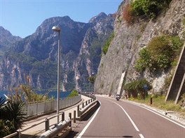 Jezero Garda, kolem kterého projížděl peloton během poslední etapy