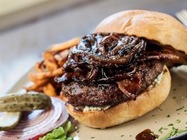 Hamburger s karamelizovanou cibul�