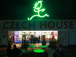 Neonová silueta zobrazující Emila Zátopka byla ozdobou českého olympijského...