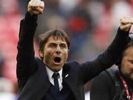 DO FINLE. Trenr fotbalist Chelsea Antonio Conte se raduje z postupu do...