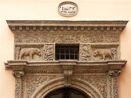 Na rohu ulice Melantrichovy a Kožné stojí rozlehlý renesanční dům U Dvou...