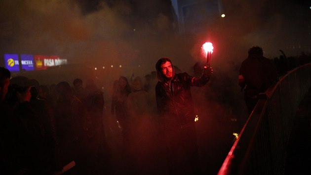 Fanouci fotbalovho klubu Besiktas Istanbul protestuj proti vsledku stavnho referenda (17. dubna 2017)