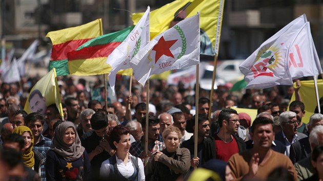 Kurdsk eny protestuj proti tureckm nletm na pozice YPG u syrskho msta Malikja (26. dubna 2017)