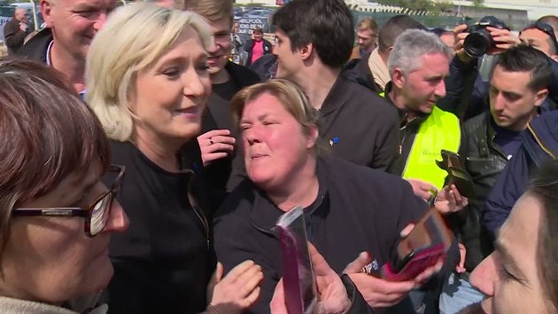 Marine Le Penová mezi nespokojenými dělníky v Amiens (26. dubna 2017)