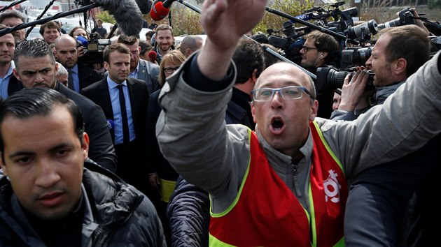 Emmanuel Macron mezi nespokojenými dělníky v Amiens (26. dubna 2017)