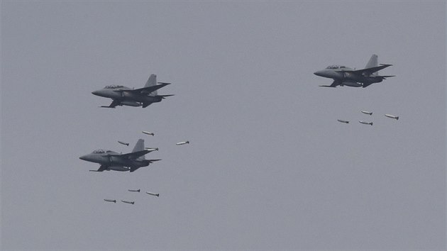 Jihokorejsk letouny FA-50 na manvrech nedaleko hranice s KLDR (21. dubna 2017)