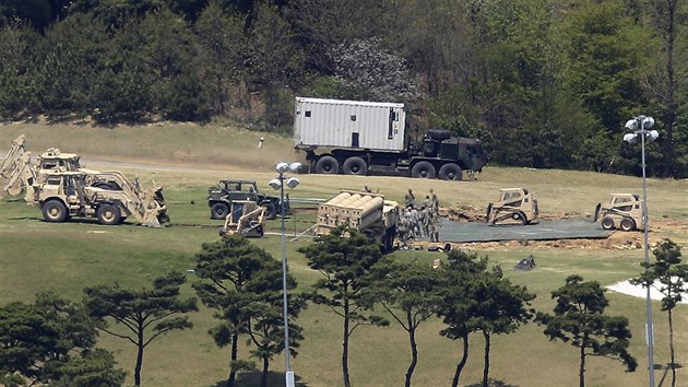 Instalace americkho protiraketovho systmu THAAD na golfovm hiti u jihokorejskho msta Seongju (27. dubna 2017)