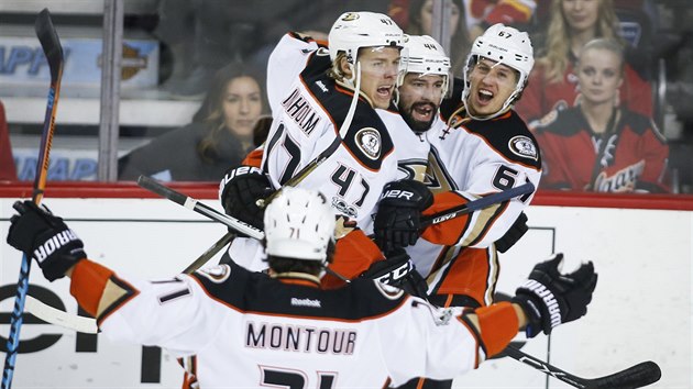 Hokejist Anaheimu oslavuj branku proti Calgary. Stelcem glu je Nate Thompson (druh zprava).