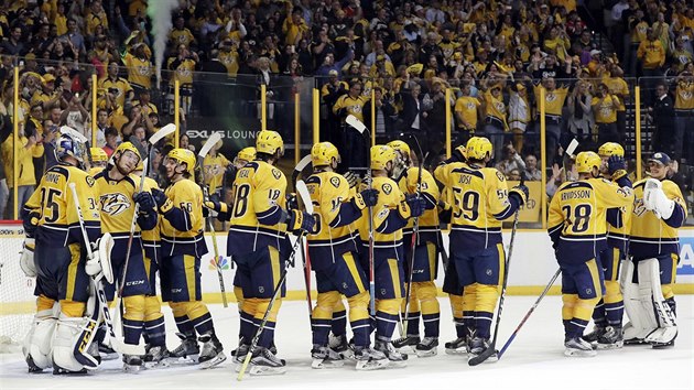 Hokejist Nashville oslavuj postup do druhho kola play-off.